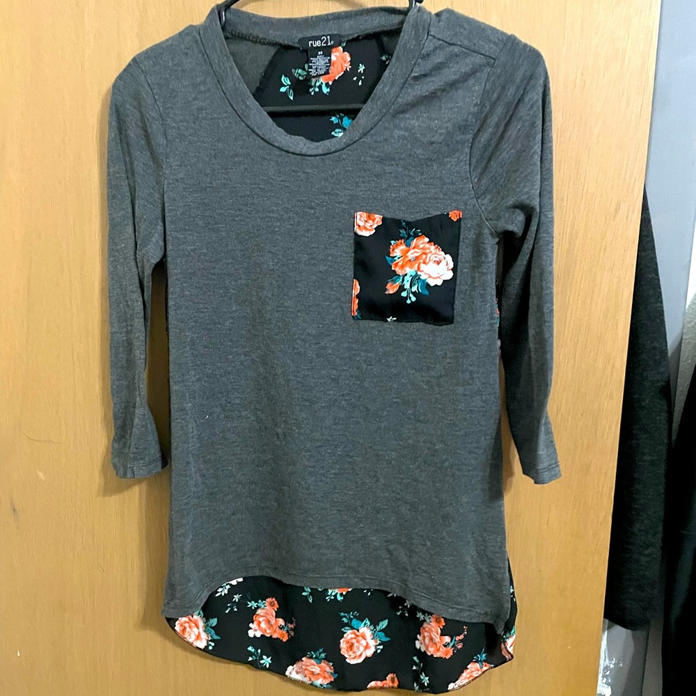 3/4 sleeve high/low cut floral grey shirt with pocket size XS